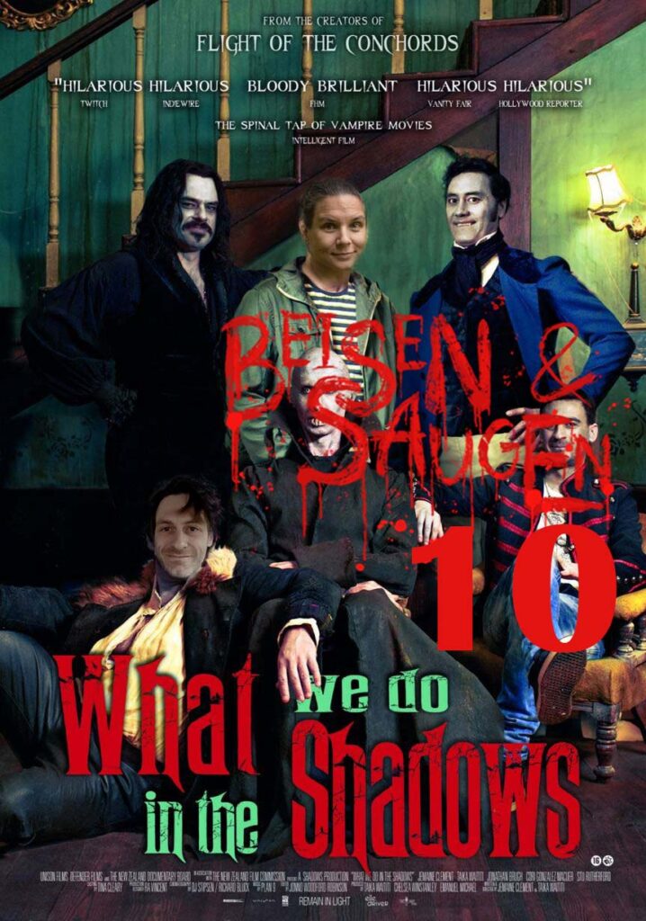 Ein Filmplakat für „What We Do in the Shadows“ mit mehreren Darstellern, die vor einem Hintergrund aus dunklen Vorhängen posieren.