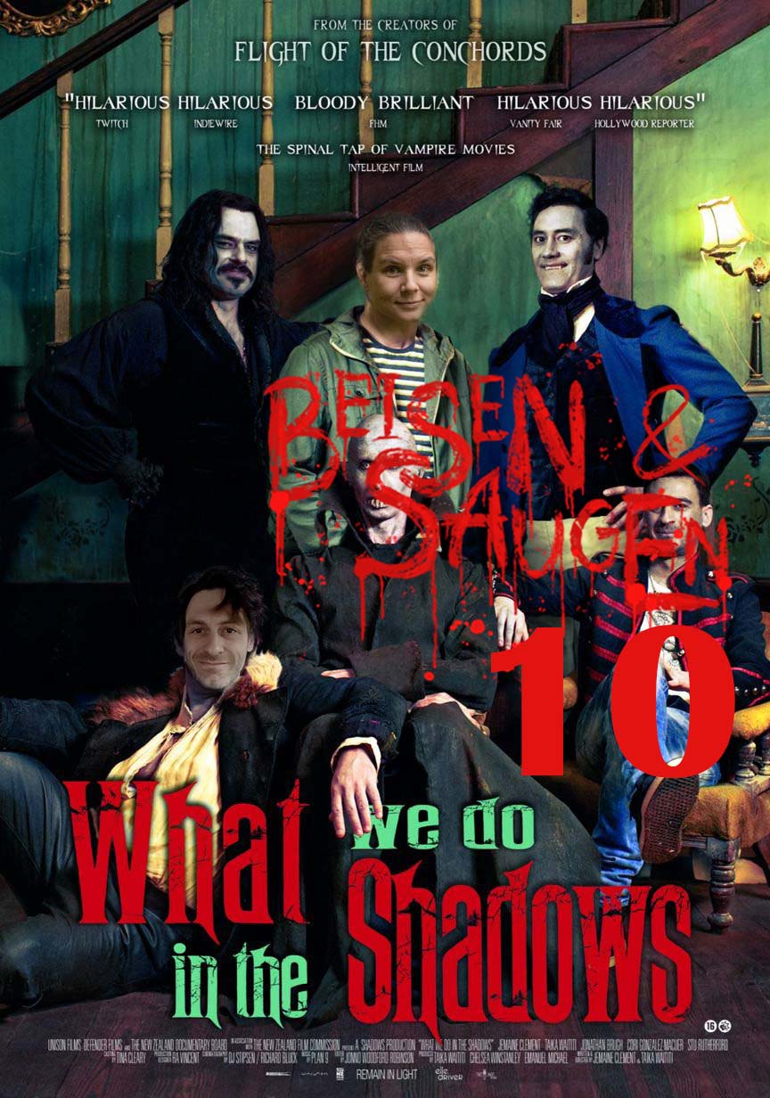 Ein Filmplakat zeigt eine Gruppe von Personen in historischen Kostümen, die vor einem dunklen Hintergrund posieren, mit dem Titel „What We Do in the Shadows“ und weiteren Texten über ihnen.